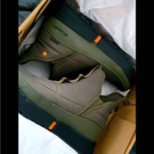 Mens Columbia boots.